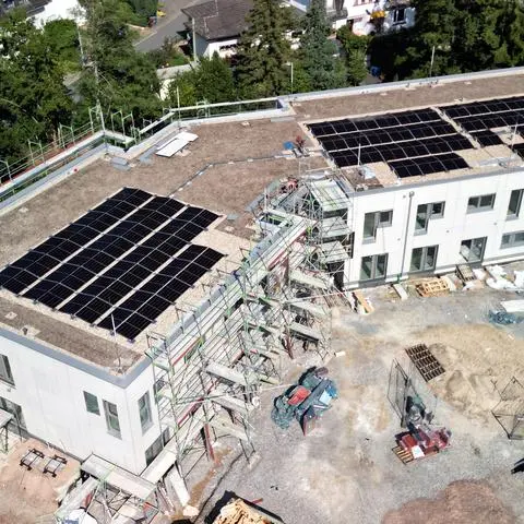 128 Photovoltaik-Module sollen den neuen Kindergarten auf dem Areal Embsmühle in Vockenhausen mit Strom versorgen.