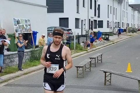 Daniel Rhodes von der LaufLeben Running Crew gewinnt den Wallertheimer Ortslauf.