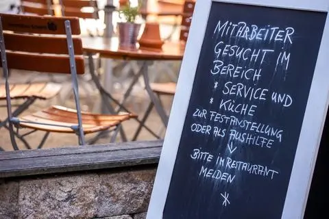 Auch unter rheinhessischen Gastronomen ist die Stimmung derzeit eher trüb. Gründe dafür sind laut IHK für Rheinhessen der anhaltende Personalmangel und die Wiederanhebung der Mehrwertsteuer auf Speisen.