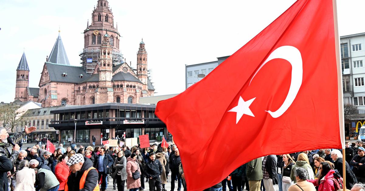 300 Menschen protestieren in Mainz gegen Erdogan