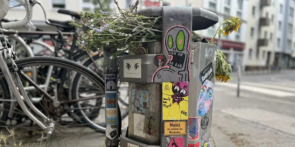 Foto: © Hanna Kopp Mehrere Sticker kleben auf einem Abfalleimer