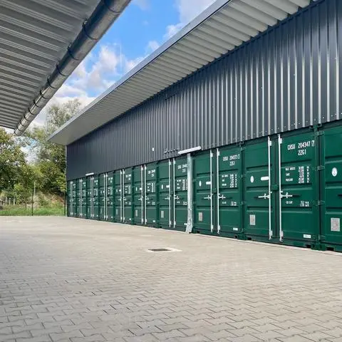 Moderne Optik und geräumig: Auf dem etwa 4.000 Quadratmeter großen Grundstück in der Justus-von-Liebig-Straße stehen die Seecontainer zur Miete. Wem die Fläche nicht reicht, für den gibt es zudem Lagerboxen in der Halle in drei Größen.