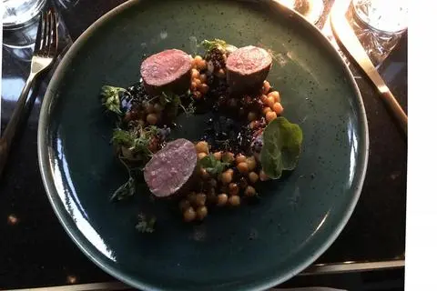 Rosagebraten ist der Lammrücken in dezentem Salzzitronenjus mit Kirchererbsen. Foto:Wolfgang Weissgerber