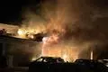 Da Gas entwich musste das Feuer aus Eigenschutz der Einsatzkräfte aus sicherer Entfernung zu Beginn angegangen werden.