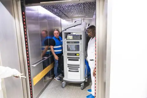 Wiesbaden: Umzug der HSK in den Klinikneubau Tag 1 - DaVinci OP-Roboter  - 