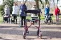 
        Zusammen ist man weniger allein: Es gibt spezielle Angebote, die extra dafür gemacht sind, dass sich pflegebedürftige Menschen weniger allein fühlen. Hier: Rollator-Yoga in Köthen (Sachsen-Anhalt). Foto: dpa
      