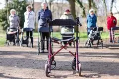 
        Zusammen ist man weniger allein: Es gibt spezielle Angebote, die extra dafür gemacht sind, dass sich pflegebedürftige Menschen weniger allein fühlen. Hier: Rollator-Yoga in Köthen (Sachsen-Anhalt). Foto: dpa
      