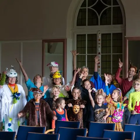 Unter dem Motto „Prima Klima – oder nicht?!“ arbeiten junge – zwischen 8 und 14 Jahren – und ältere Menschen (bis 99 Jahren) gemeinsam an einer Musik- und Theateraufführung. Das Foto ist im vergangenen Jahr entstanden, als Projekt zum ersten Mal angeboten wurde. 