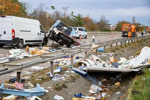 Bei einem Unfall auf der A60 bei Rüsselsheim wurde ein Wohnmobil vollkommen zerstört.