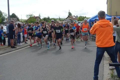 Der Start beim Wallertheimer Ortslauf 2024.                            