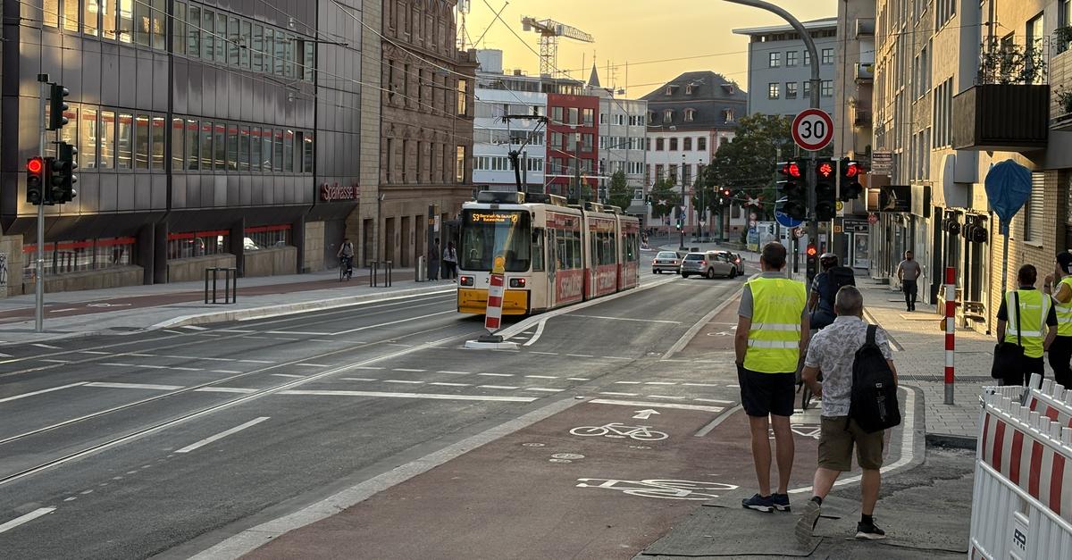 Binger Straße: The tram is now running too