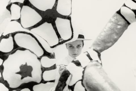 Niki de Saint Phalle auf einer Fotografie, die 1969 in Luzern aufgenommen wurde. Die Frankfurter Schirn widmet der französisch-amerikanischen Künstlerin 2023 eine große Retrospektive.