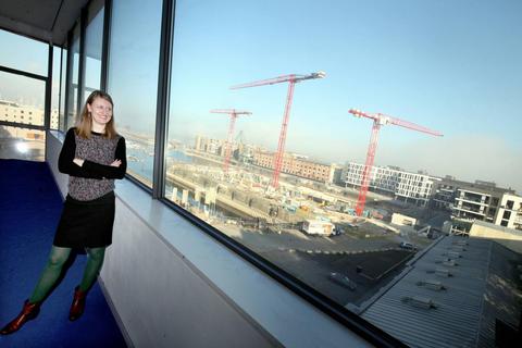 Vom Schauraum des Turmgipfels blickt Stefanie Böttcher auf die emporwachsende neue Nachbarschaft im Zollhafen. Foto: hbz/Bahr