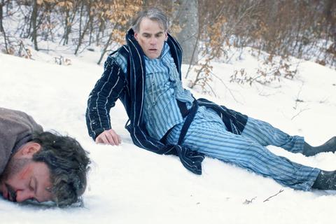 Zwei Männer im Schnee: Pyjama-Agent Wolf (Sebastian Blomberg) hat Rafid Alwan, Deckname „Curveball“ (Dar Salim), zur Strecke gebracht. Foto: Filmwelt