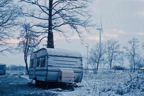 Eine Szene aus "Lovemobil". Der Dokumentarfilm über den Alltag von Prostituierten war für einen Grimme-Preis nominiert - dann kam heraus, dass ein Großteil der Szenen mit Darstellern für die Kamera inszeniert wurde.Foto: WDR/NDR/Christoph Rohrscheidt 