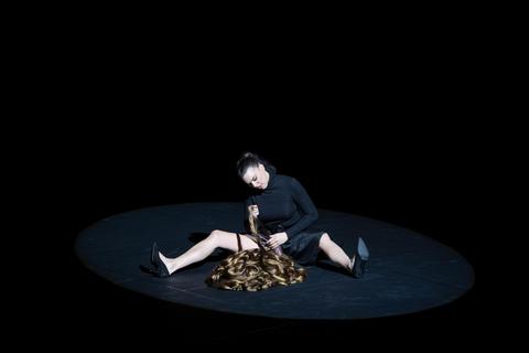 Schleiertanz im Sitzen: Ambur Braid als „Salome“ an der Frankfurter Oper. Foto: Monika Rittershaus