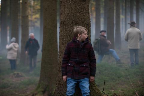Dorfbewohner suchen in den Ardennen ein verschwundenes Kind. Foto: Atlas Film