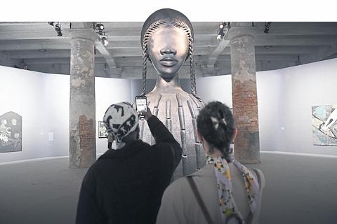Die fünf Meter hohe Bronze „Brick House“ der US-Künstlerin Simone Leigh wurde bei der 59. Kunstbiennale als  bester Beitrag der Hauptausstellung mit einem Goldenen Löwen ausgezeichnet. Foto: dpa