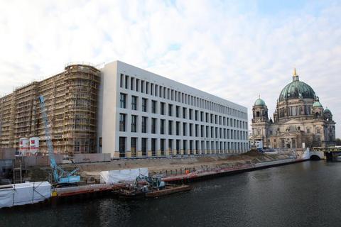 Die Fassade des Berliner Stadtschlosses, des Humboldtforums, ist neben dem Berliner Dom zu sehen. Ein Keramiker prüft nach dem Brennen die Maße an einem Pilaster-Kapitell für die Fassade (kleines Foto). Fotos: dpa  Foto: 