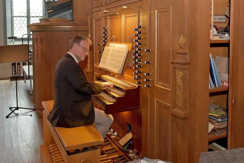 Feinfühlig, stilsicher und einfallsreich präsentierte sich das Orgelspiel von Christof Becker in der Marienstiftskirche. Foto: Schultz