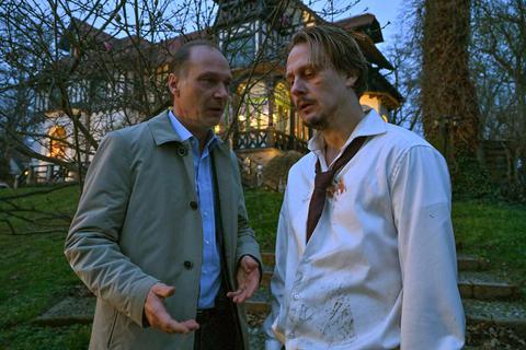 Kommissariatsleiter Schnabel (Martin Brambach, l) befragt Simon Fischer (Christian Bayer) in einer Szene des „Tatort: das kalte Haus. Foto: ARD