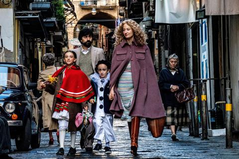 Der Eröffnungsfilm „Lacci“ spielt im Neapel der 1980er Jahre und begleitet die Familie über 40 Jahre durch Leben und Ehe. Foto: dpa