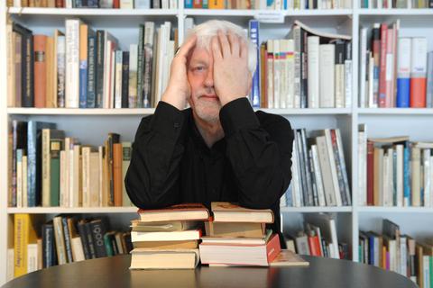 Der Darmstädter Galerist und Kunstarchivs-Vorsitzende Claus K. Netuschil ist ein Büchernarr, und er nutzt die unfreiwillige Freizeit vor allem auch zum Lesen. Foto: Sigrid Awizio