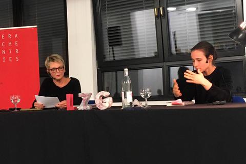 Schriftstellerin Marina Frenk (rechts) im Gespräch mit LZG-Moderatorin Christina Hohenemser. Foto: Gauges 