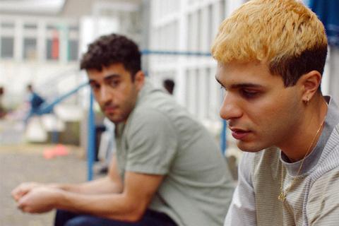 Der Coming-Out-Spielfilm „Futur Drei“ von Faraz Shariat (hier mit den Hauptdarstellern Benjamin Radjaipour, rechts, und Eidin Jalali) ist beim Queer-Filmfest im Kommunalen Kino Weiterstadt zu sehen. Foto: Salzgeber