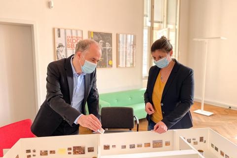 Start der Liebermann-Schau des Darmstädter Landesmuseums ist im Oktober. Direktor Martin Faass und Jessica Schmidt, als Museums-Volontärin mit der Vorbereitung betraut, blicken schon jetzt auf das bis ins Detail durchgeplante Modell der Ausstellung. Foto: HLMD