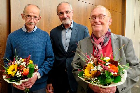 Der OHG-Vorsitzende Michael Breitbach (Mitte) ernannte Hanno Müller (links) und Ingfried Stahl zu Ehrenmitgliedern.  Foto: OHG 