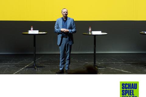 Anselm Weber stellt den Spielplan 2020/21 vor. Frankfurt hat den Vertrag des Schauspielchefs bis 2027 verlängert. Foto: Robert Schittko