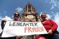 Aktivistinnen der Bewegung „Maria 2.0“ bei einer Demonstration in Freiburg. Mit ihrem Buch „Weil Gott es so will“ hat die Rüdesheimer Benediktinerin Philippa Rath, Delegierte des Synodalen Wegs, die Debatte um Frauen als Priesterin oder Diakonin angefacht. Jetzt legt sie gemeinsam mit Mitherausgeber Burkhard Hose nach.