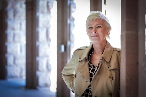Dörte Hansen hat sich in „Altes Land“ auch mit den Folgen von Flucht und Vertreibung befasst – mit „Fassungslosigkeit und Entsetzen“ schaut sie nun auf das, was in der Ukraine geschieht. Foto: Sascha Kopp