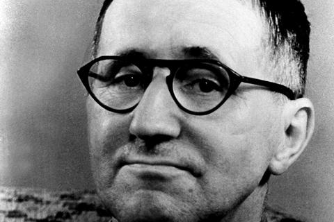 Der Dramatiker und Lyriker Bertolt Brecht auf einer undatierten Aufnahme.