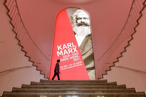 Zweihundert Jahre nach seiner Geburt ist Karl Marx museumsreif – hier in der aktuellen Jubiläumsausstellung in Trier. Seine Gedankenwelt wird das Jubiläum überdauern, wie neue Bücher zeigen. Foto: dpa