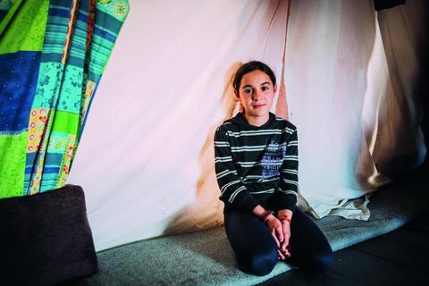 Die elfjährige Rukia lebt im Flüchtlingslager Kara Tepe auf Lesbos. Sie erzählt von Hunger und Traurigkeit, aber auch von schönen Momenten beim Spielen mit anderen Kindern. Foto: Alea Horst/Klett