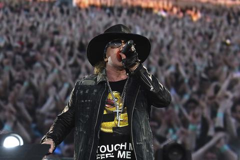 Sänger Axl Rose von Guns N’ Roses bei einem Konzert in Prag. Die Band kommt am 3. Juli in den Deutsche-Bank-Park in Frankfurt.