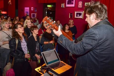 Das „Team Siewert“ macht die Mucke, und alle Gäste singen mit – auch Kulturredakteurin Birgitta Lamparth (Dritte von links).Foto: Volker Watschounek  Foto: Volker Watschounek