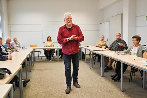 Auch im Ruhestand moderiert Hartmut Boger alle 14 Tage die „Politik am Nachmittag“. Foto: Volker Watschounek