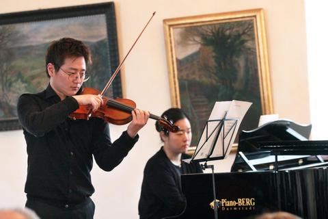 Junge Talente: Thomas Lee (Violine) und Eunyoung Kim (Klavier) spielen auf Schloss Lichtenberg. Foto: Karl-Heinz Bärtl