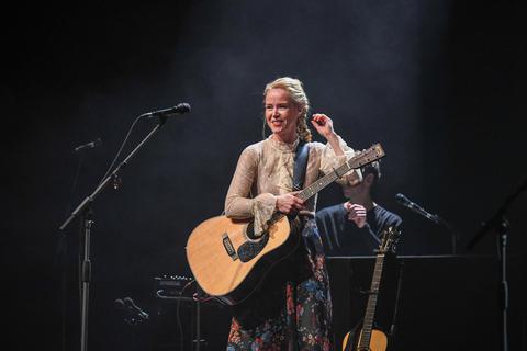 Optisch retro, musikalisch auf der Höhe der Zeit: Tina Dico beim Auftritt in Darmstadt. Foto: Dirk Zengel