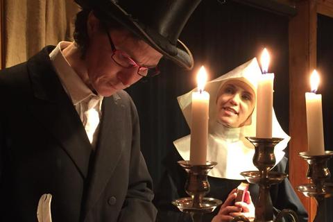 Klassische Weihnachtsgeschichte: Scrooge (Kirsten Achenbach) lässt sich von der Nonne (Jeanette Müller) erweichen. Foto: W.Vielsack  Foto: W.Vielsack