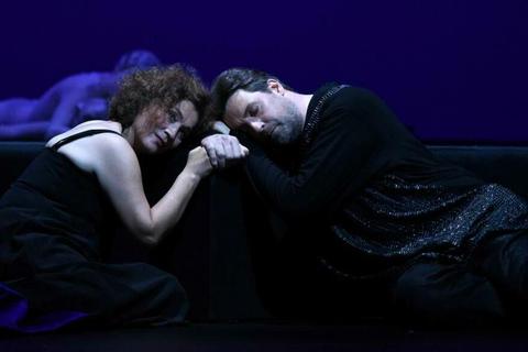 Anrührend: Marco Jentzsch und Barbara Haveman als Tristan und Isolde am Staatstheater Wiesbaden. Foto: Karl und Monika Forster