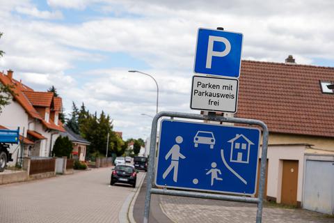 Seit 1993 gilt in der Gernotstraße in ALzey Anwohnerparken. Maximal 30,70 Euro pro Jahr können für einen Schein verlangt werden.           Foto: BK / Carsten Selak