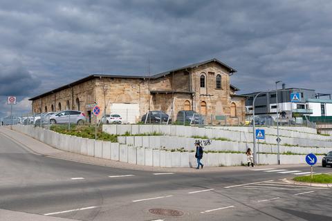 Um die Mauern und die Bepflanzung auf dem Gelände der alten Alzeyer Lokhalle wird heftig gestritten.