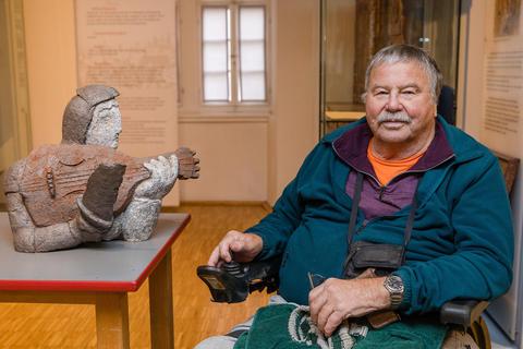 Künstler Eberhard Linke mit der Skulptur „Mein Volker von Alzey“, die nun im Museum der Stadt ausgestellt wird. Foto: BK/Carsten Selak