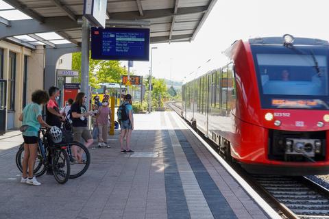 Warten auf den Zug – bald aber nicht mehr so lange? Ab Freitag sollen alle Linien zwischen Alzey und Mainz wieder nach Plan fahren.           Foto: pakalski-press/Boris Korpak