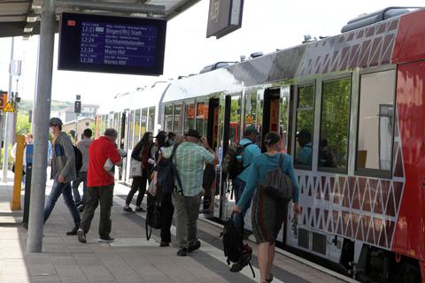 Bei vielen hat der Start des 9-Euro-Tickets am Mittwoch Sorgen ausgelöst – vor überfüllten Zügen und Verspätungen. Foto: pakalski-press/Axel Schmitz