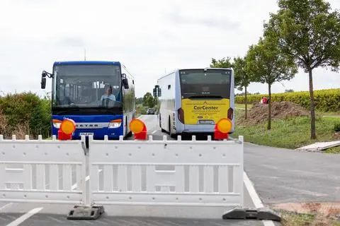 Bei Schafhausen auf der L406 wird ein Kreisverkehr gebaut. Busse, Traktoren und Rettungsfahrzeuge dürfen an der Baustelle vorbeifahren, Autos nicht.